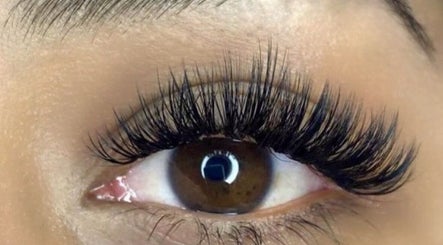 Extensiones de pestañas en Beauty Studio Karem, Miramar, Florida, US. Realce de belleza natural.