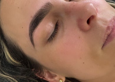 Tratamiento de cejas en Beauty Studio Karem, Miramar, Florida, US. Resultado impecable y natural.