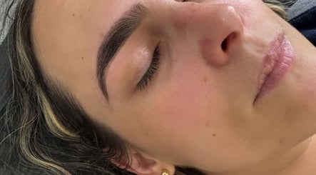 Tratamiento de cejas en Beauty Studio Karem, Miramar, Florida, US. Resultado impecable y natural.