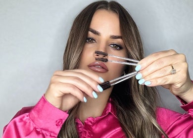 Cuidado de cejas en Beauty Studio Karem, Miramar, Florida, US: mujer con brochas de cejas.
