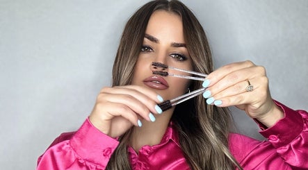 Cuidado de cejas en Beauty Studio Karem, Miramar, Florida, US: mujer con brochas de cejas.