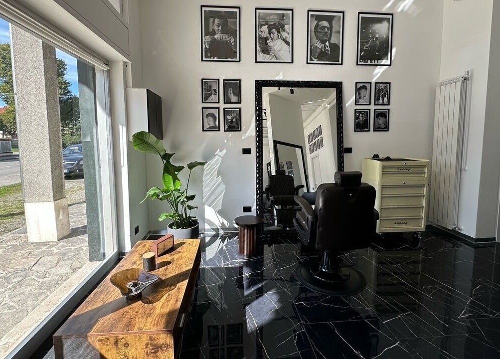 Interno elegante di Arena Hairstyle a Gallarate, Lombardia, IT con quadri e arredi moderni.