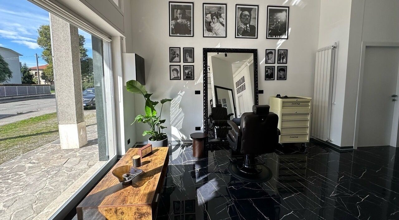 Interno elegante di Arena Hairstyle a Gallarate, Lombardia, IT con quadri e arredi moderni.