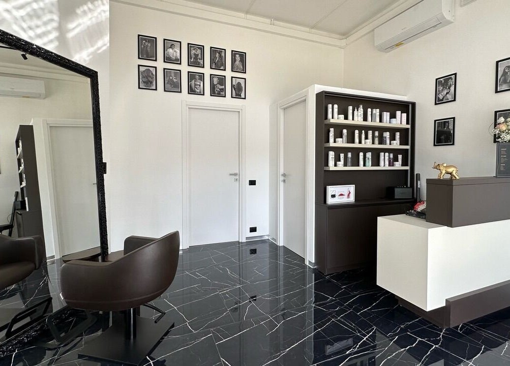 Interno moderno di Arena Hairstyle, Gallarate, Lombardia, IT, con mobili eleganti e decorazioni raffinate.