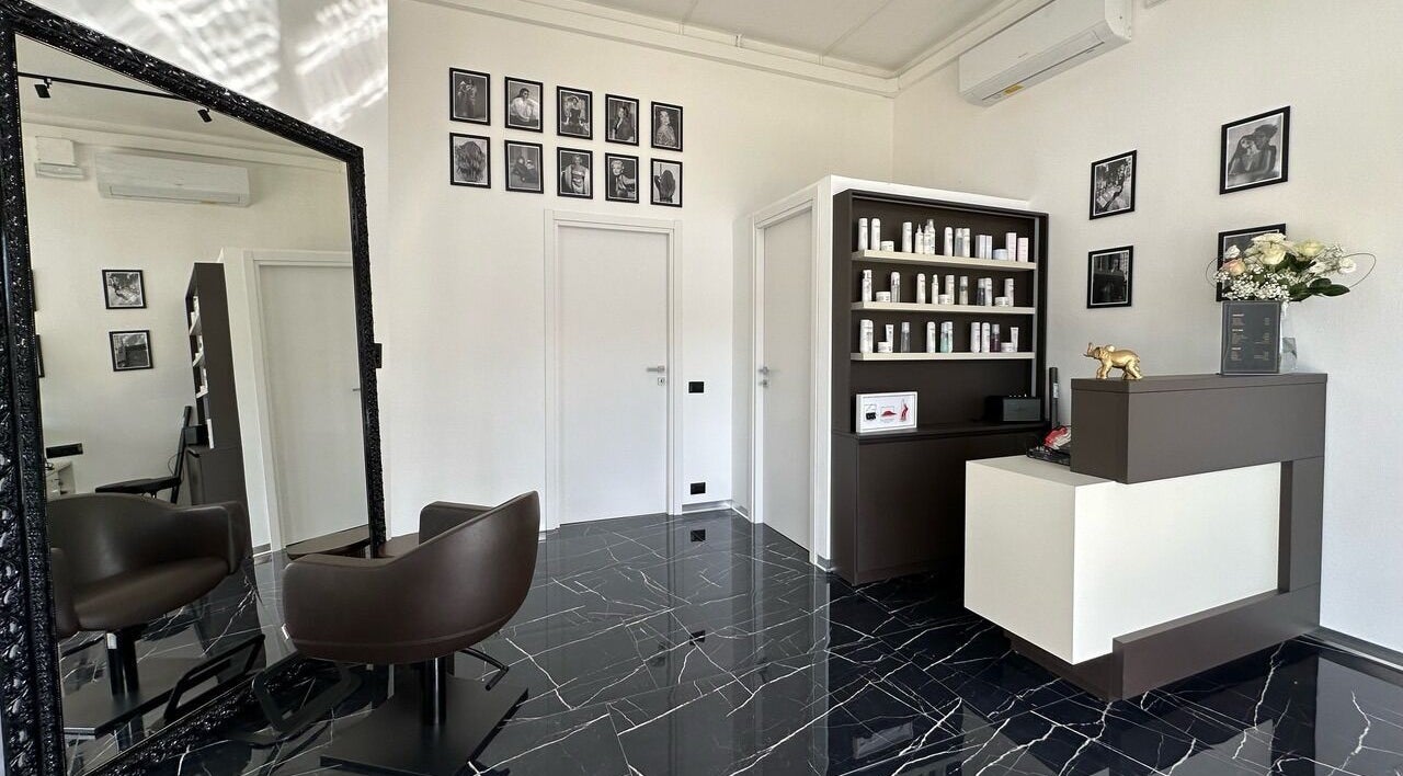 Interno moderno di Arena Hairstyle, Gallarate, Lombardia, IT, con mobili eleganti e decorazioni raffinate.