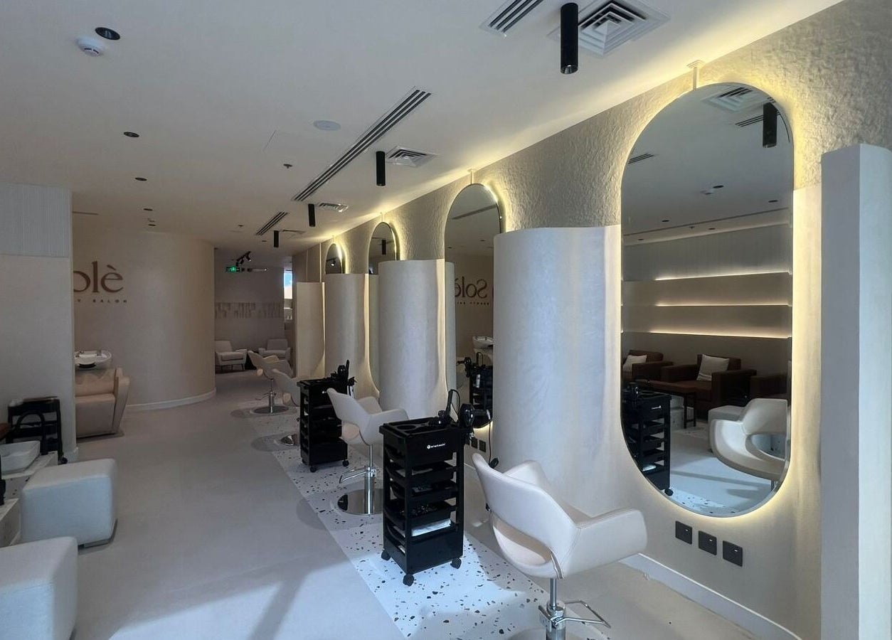 Modern, elegant interior of Solè beauty salon in الظهران, المنطقة الشرقية, SA with stylish seating and mirrors.