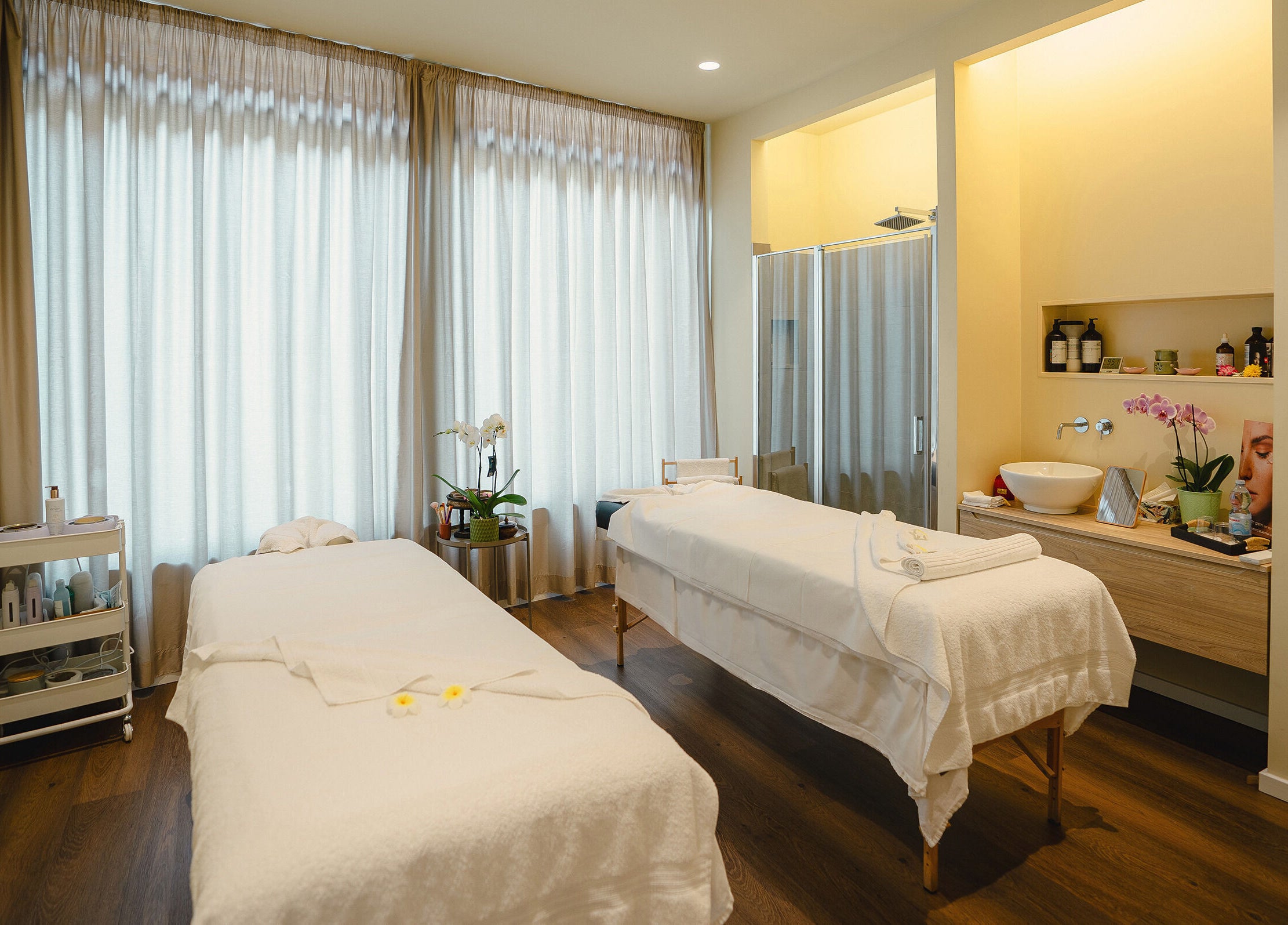 Sala massaggi elegante presso Nisa Spa Florence a Firenze, Toscana, IT con lettini e decorazioni rilassanti.