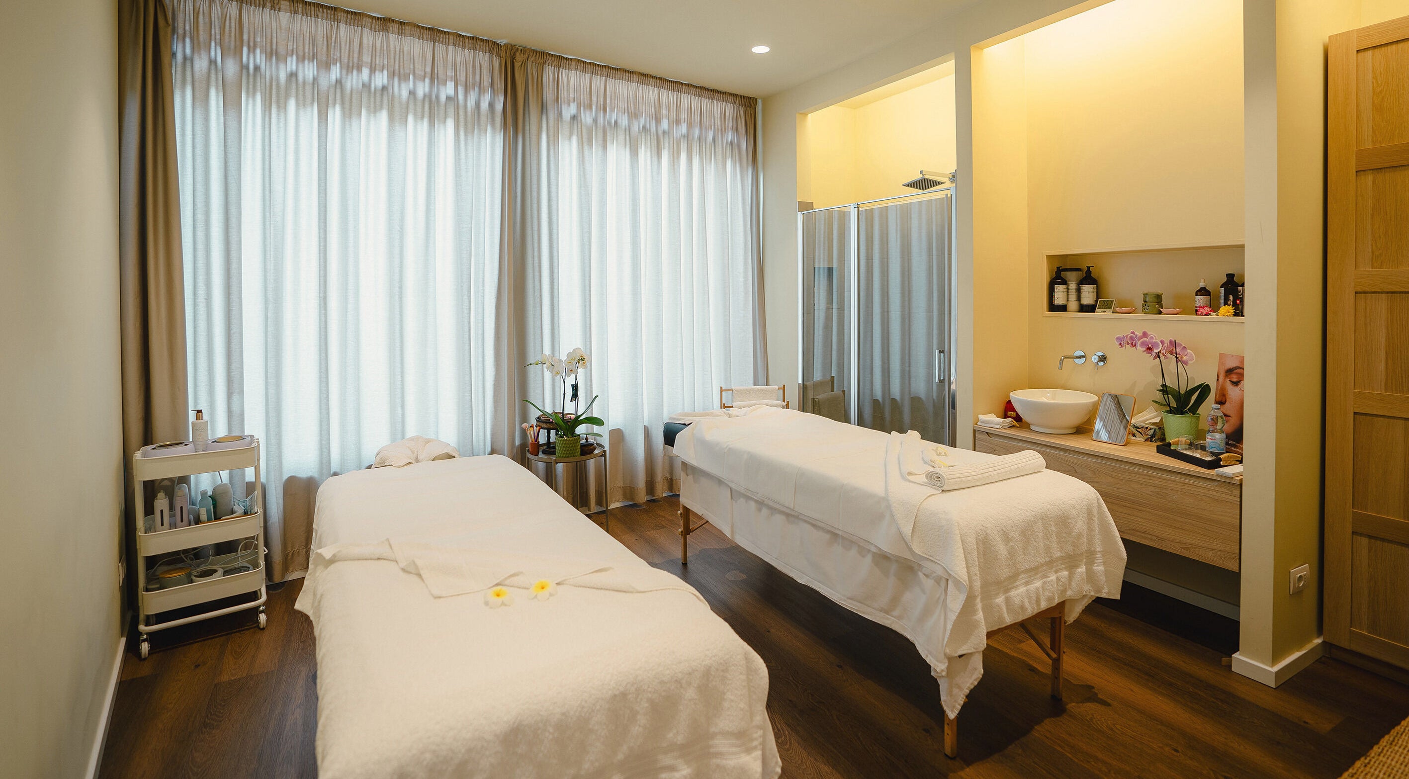 Sala massaggi elegante presso Nisa Spa Florence a Firenze, Toscana, IT con lettini e decorazioni rilassanti.