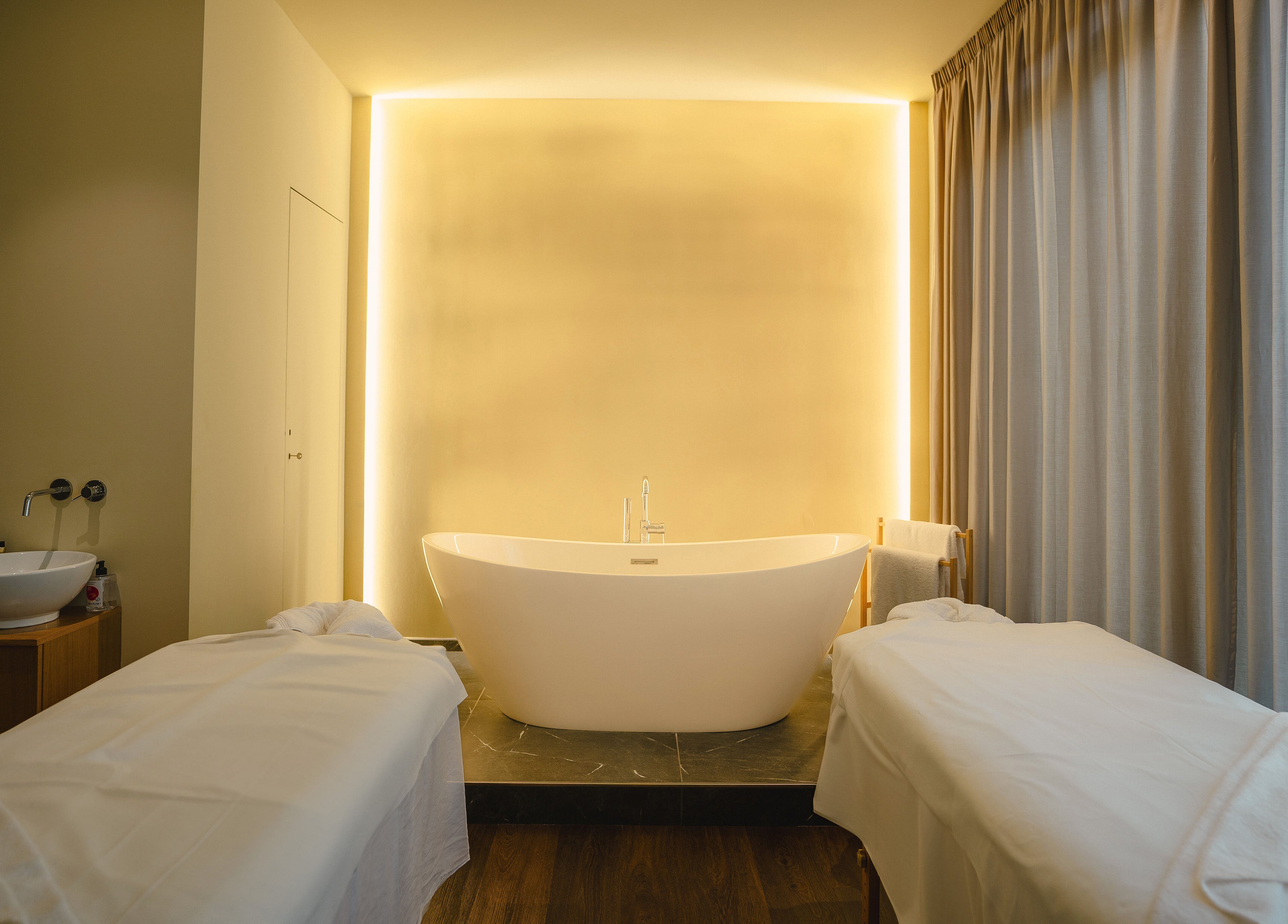 Lussuosa suite spa a Nisa Spa Florence, Firenze, Toscana, IT con vasca da bagno e lettini per massaggi.