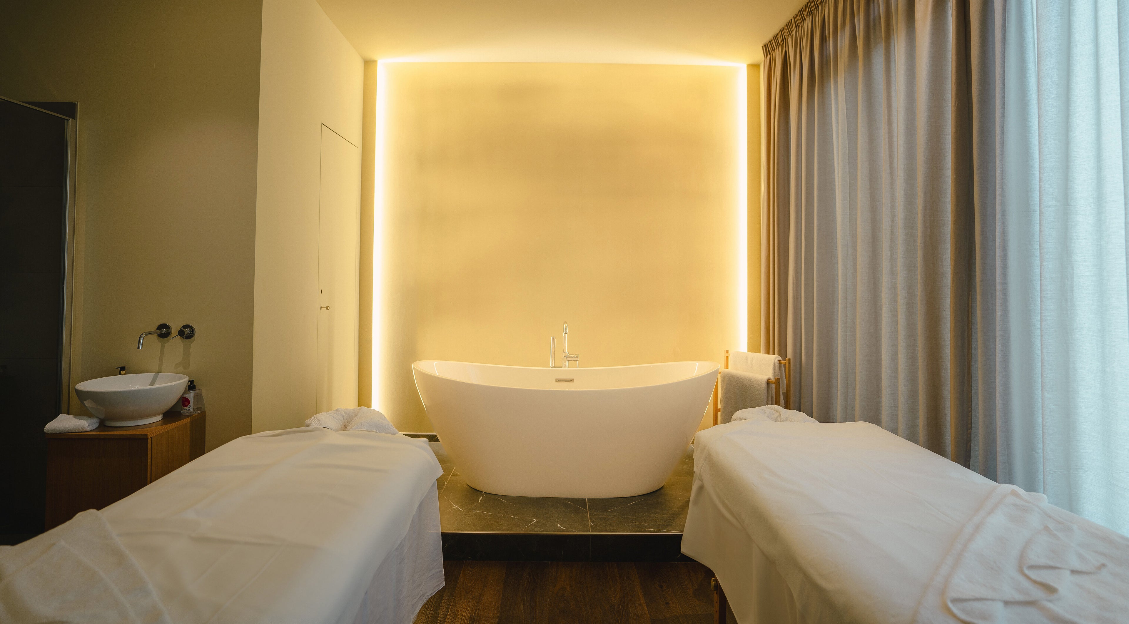 Lussuosa suite spa a Nisa Spa Florence, Firenze, Toscana, IT con vasca da bagno e lettini per massaggi.
