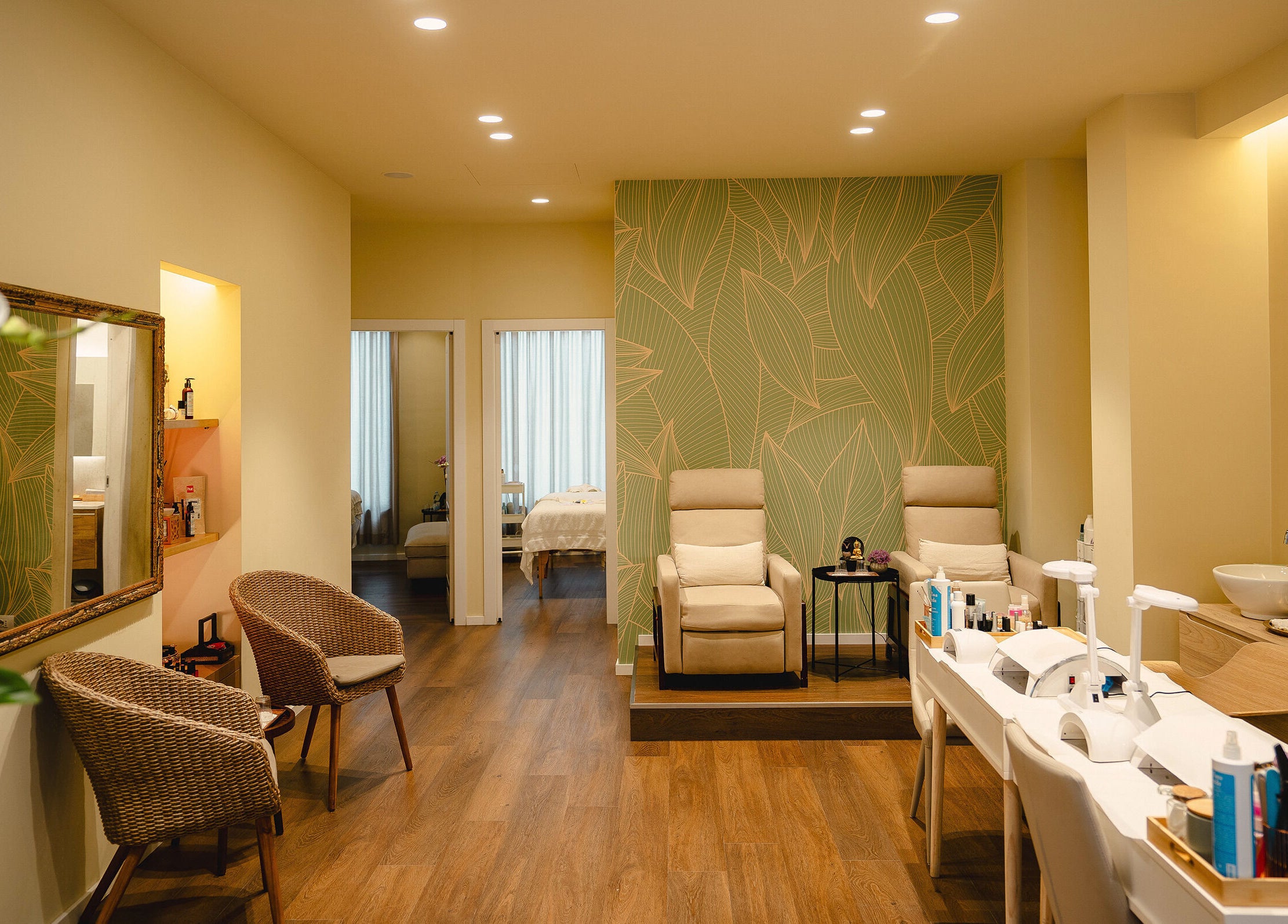 Accogliente area relax presso Nisa Spa Florence, Firenze, Toscana, IT, con poltrone e decorazioni naturali.