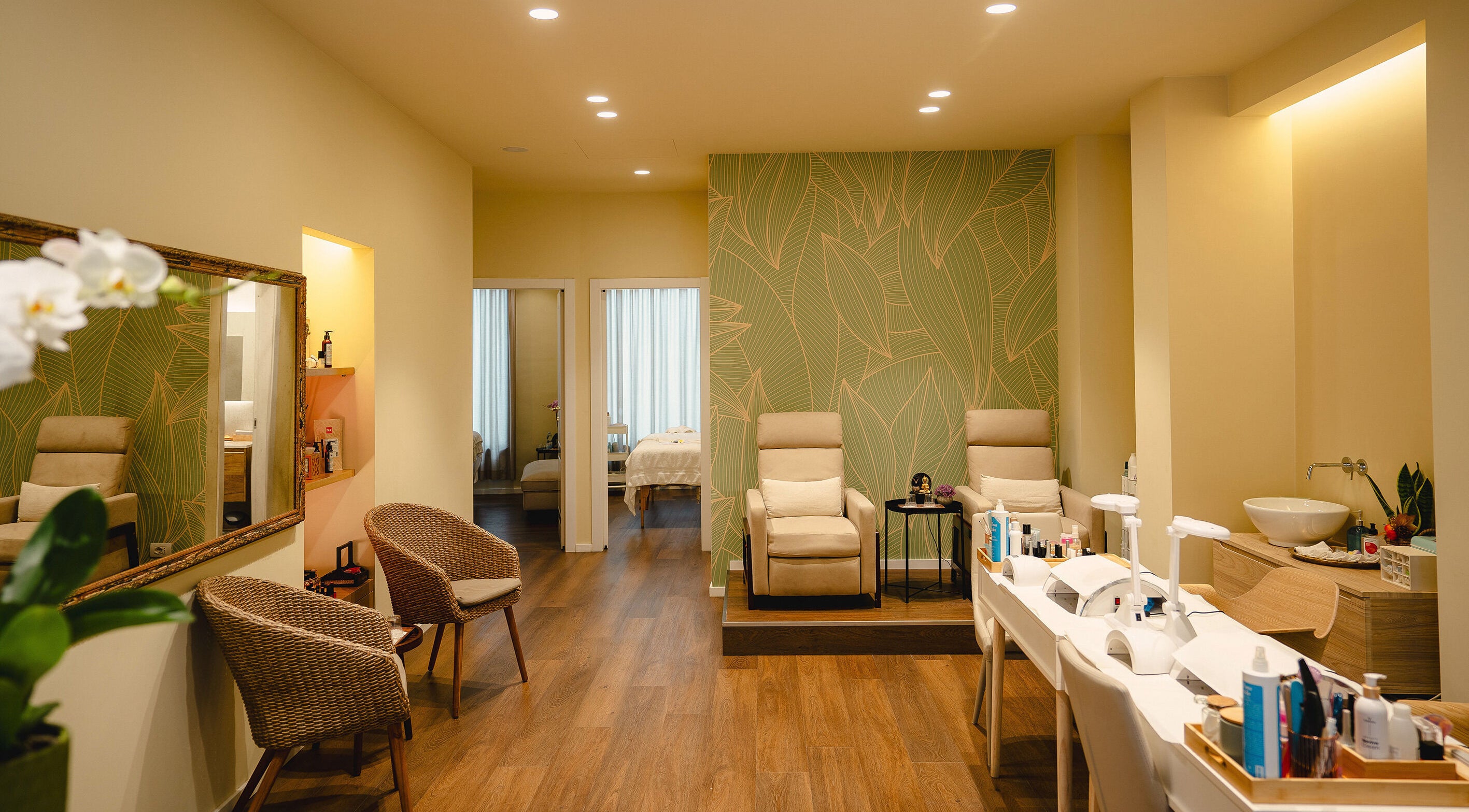 Accogliente area relax presso Nisa Spa Florence, Firenze, Toscana, IT, con poltrone e decorazioni naturali.