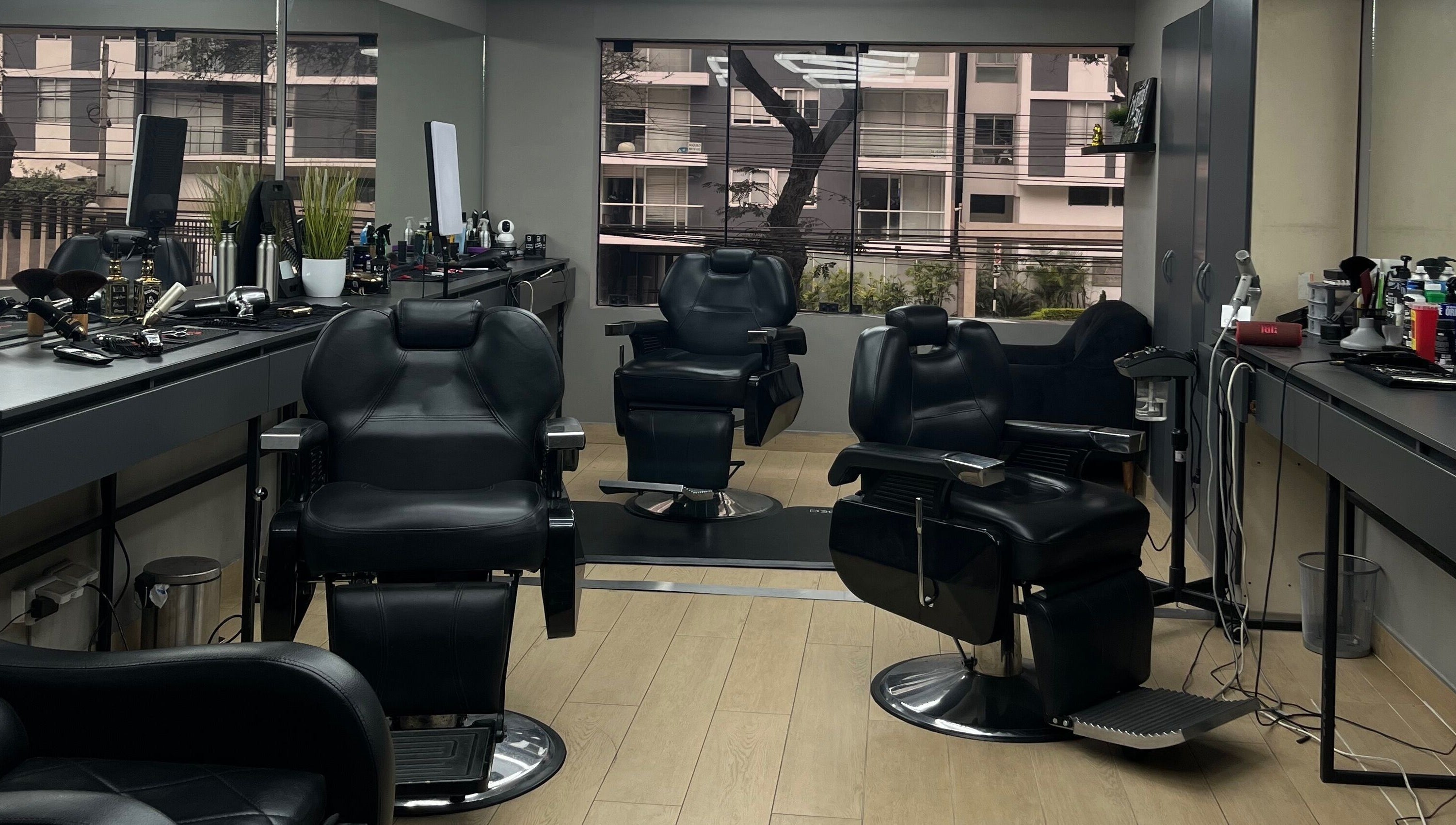 Interior moderno de Victory Barber Studio en Miraflores, Provincia De Lima, PE con elegantes sillas de barbería.