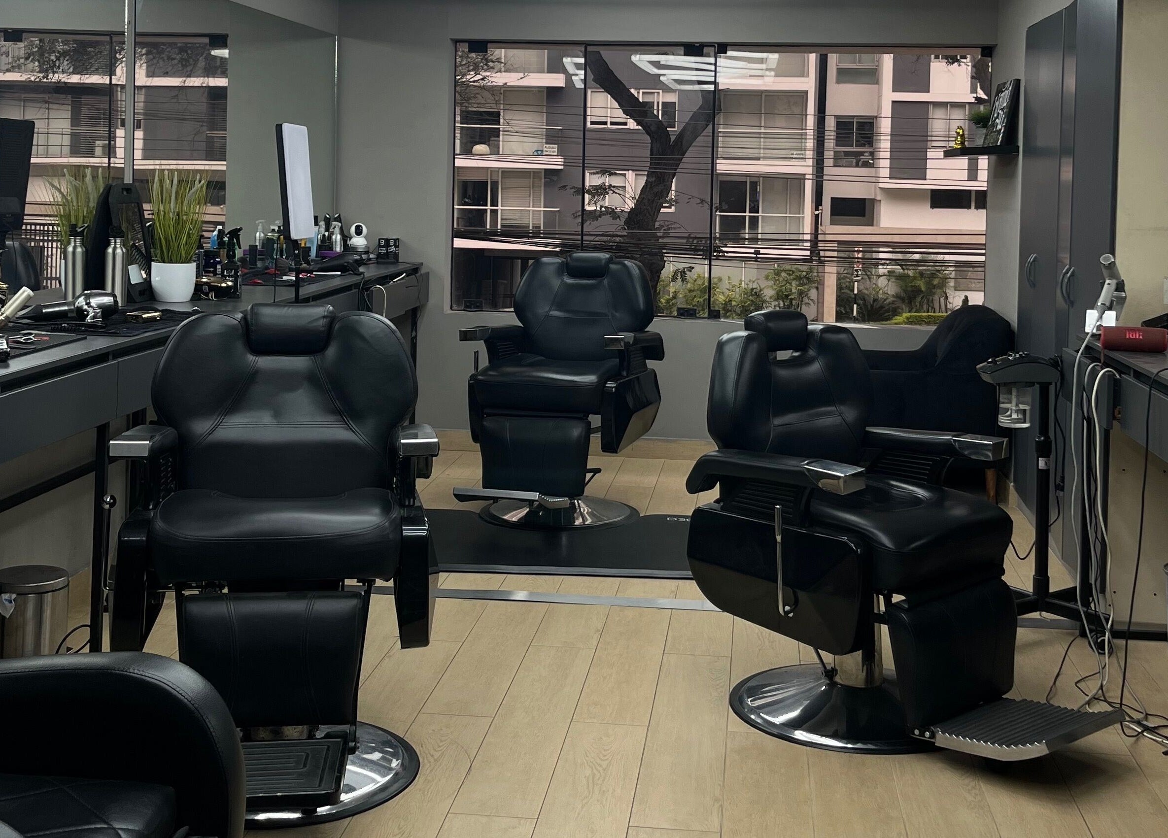Interior moderno de Victory Barber Studio en Miraflores, Provincia De Lima, PE con elegantes sillas de barbería.