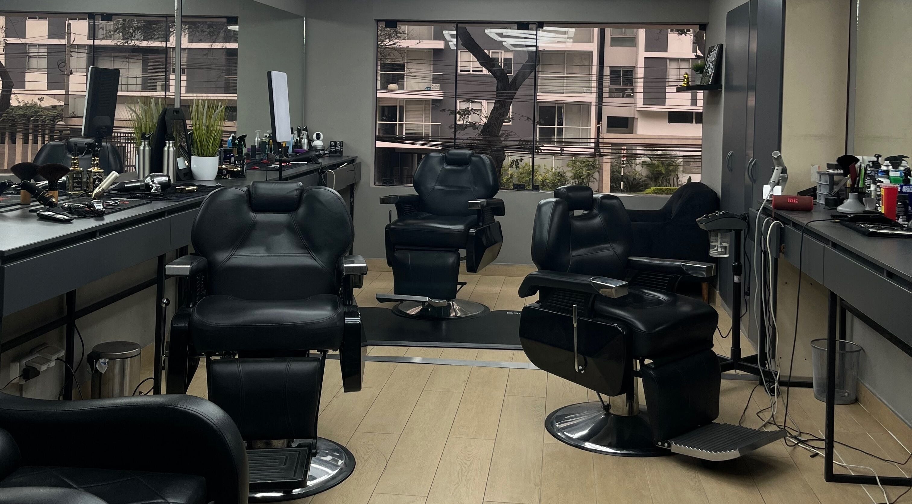 Interior moderno de Victory Barber Studio en Miraflores, Provincia De Lima, PE con elegantes sillas de barbería.