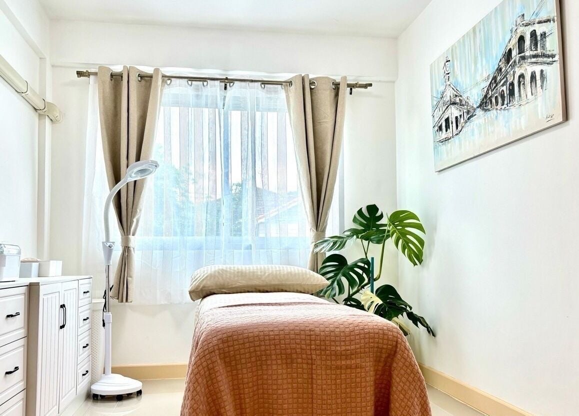 Bliss Wax massage room, ศรีสุนทร, ภูเก็ต, TH. Cozy ambiance with soft light, art, and greenery.
