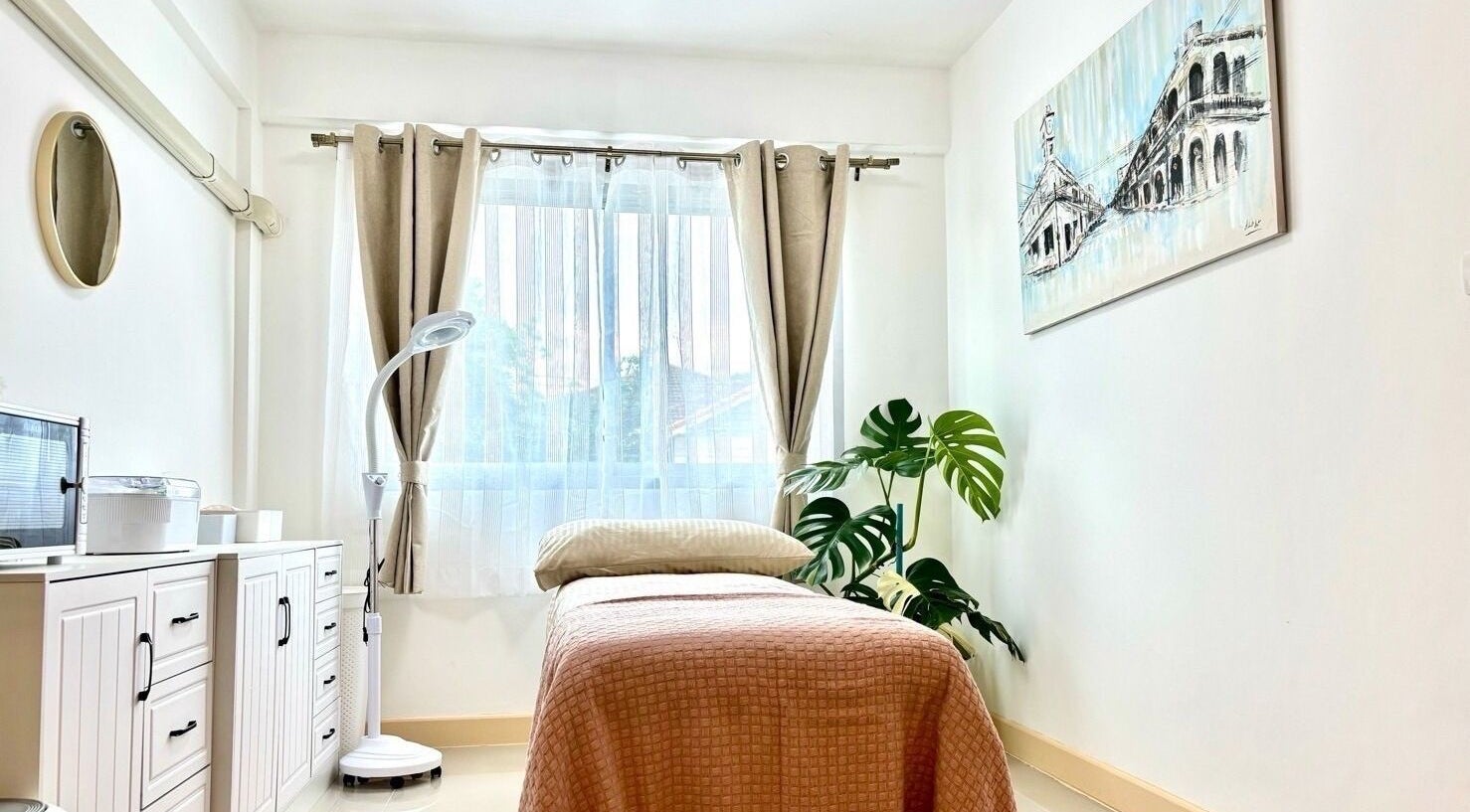 Bliss Wax massage room, ศรีสุนทร, ภูเก็ต, TH. Cozy ambiance with soft light, art, and greenery.