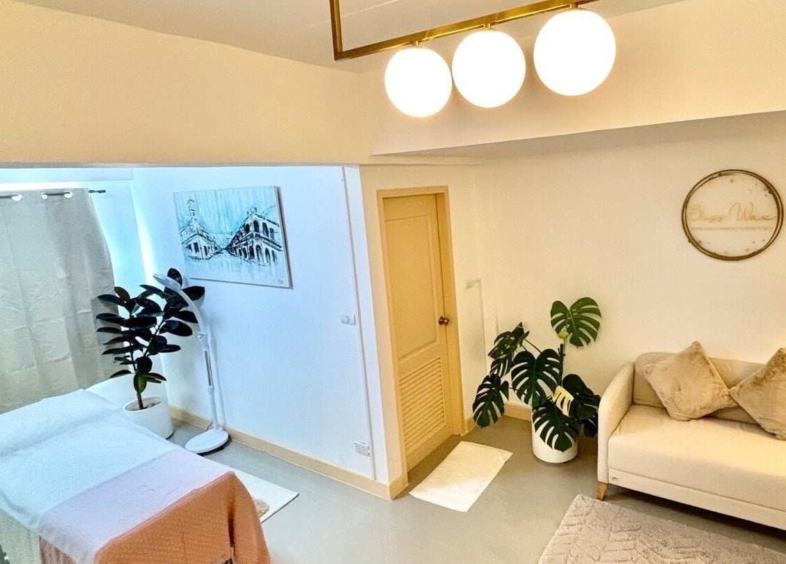 Cozy treatment room at Bliss Wax, ตำบล ศรีสุนทร, ภูเก็ต, TH with comfortable couch and ambient lighting.