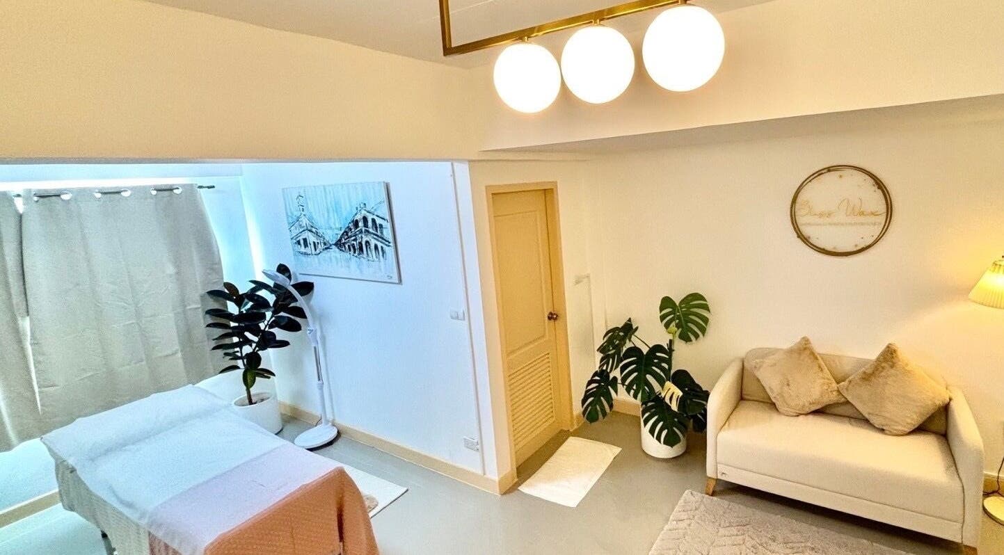 Cozy treatment room at Bliss Wax, ตำบล ศรีสุนทร, ภูเก็ต, TH with comfortable couch and ambient lighting.