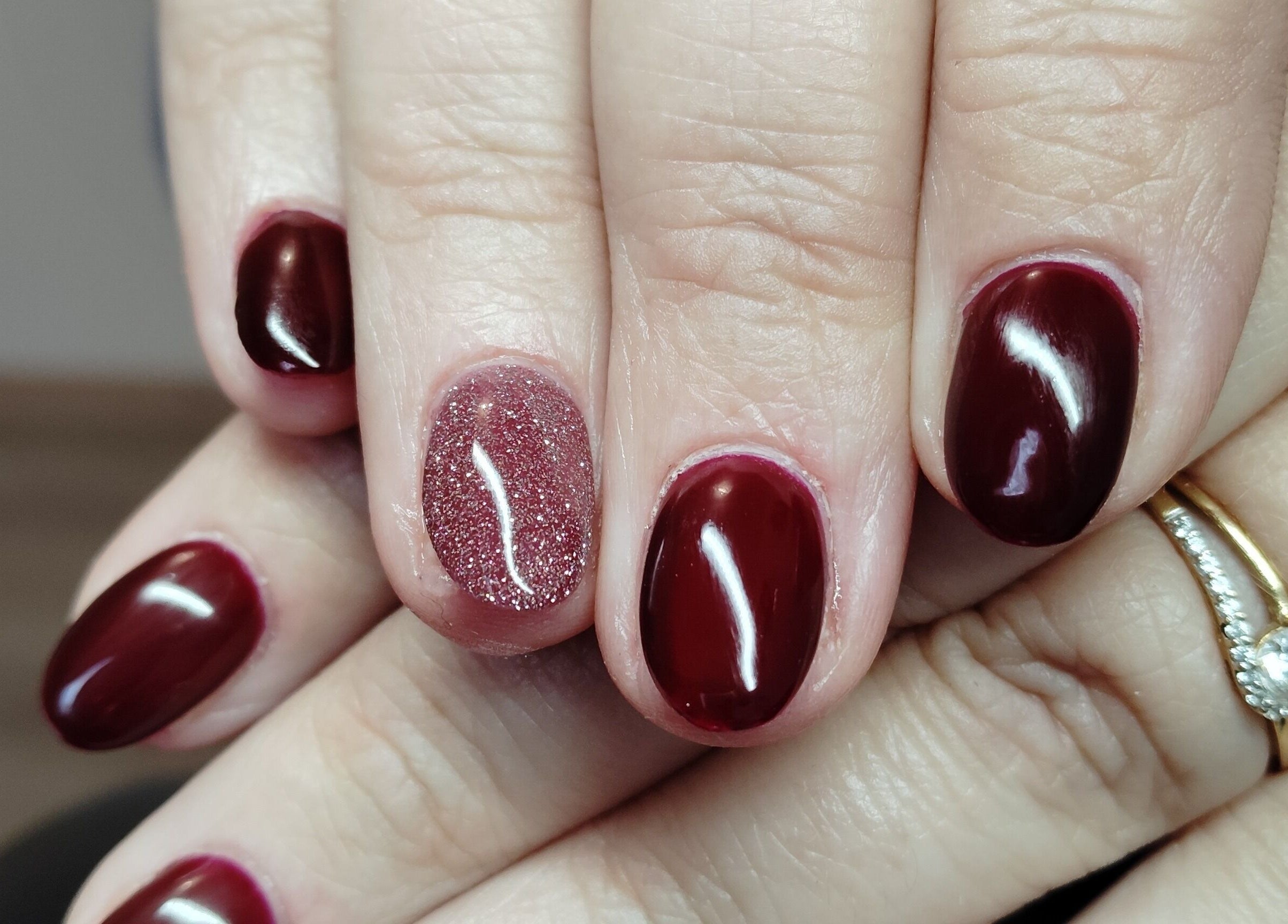 Manucure élégante avec vernis rouge et pailleté chez Nails'Hair by Flo, Cubrial, Bourgogne-franche-comté, FR.