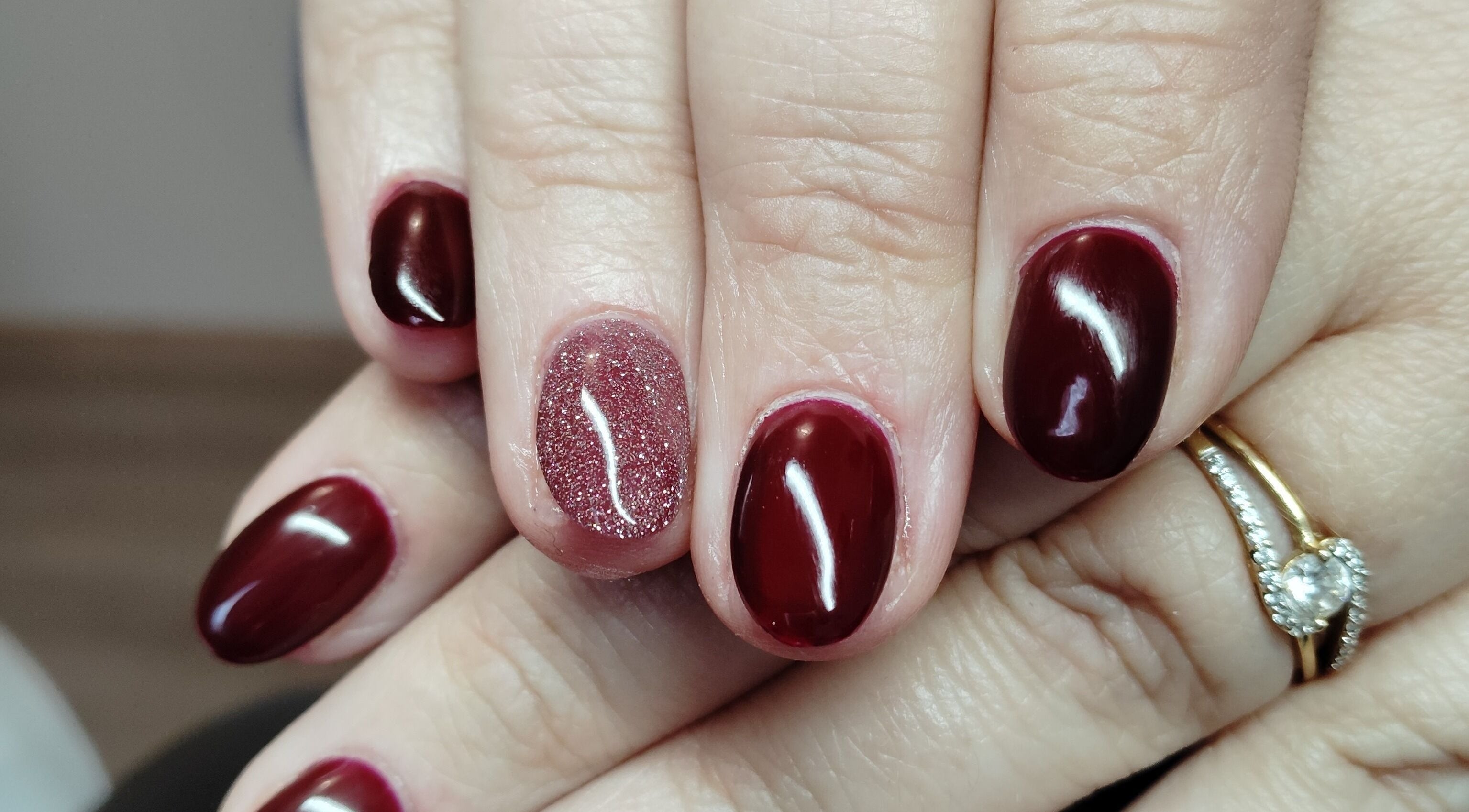 Manucure élégante avec vernis rouge et pailleté chez Nails'Hair by Flo, Cubrial, Bourgogne-franche-comté, FR.