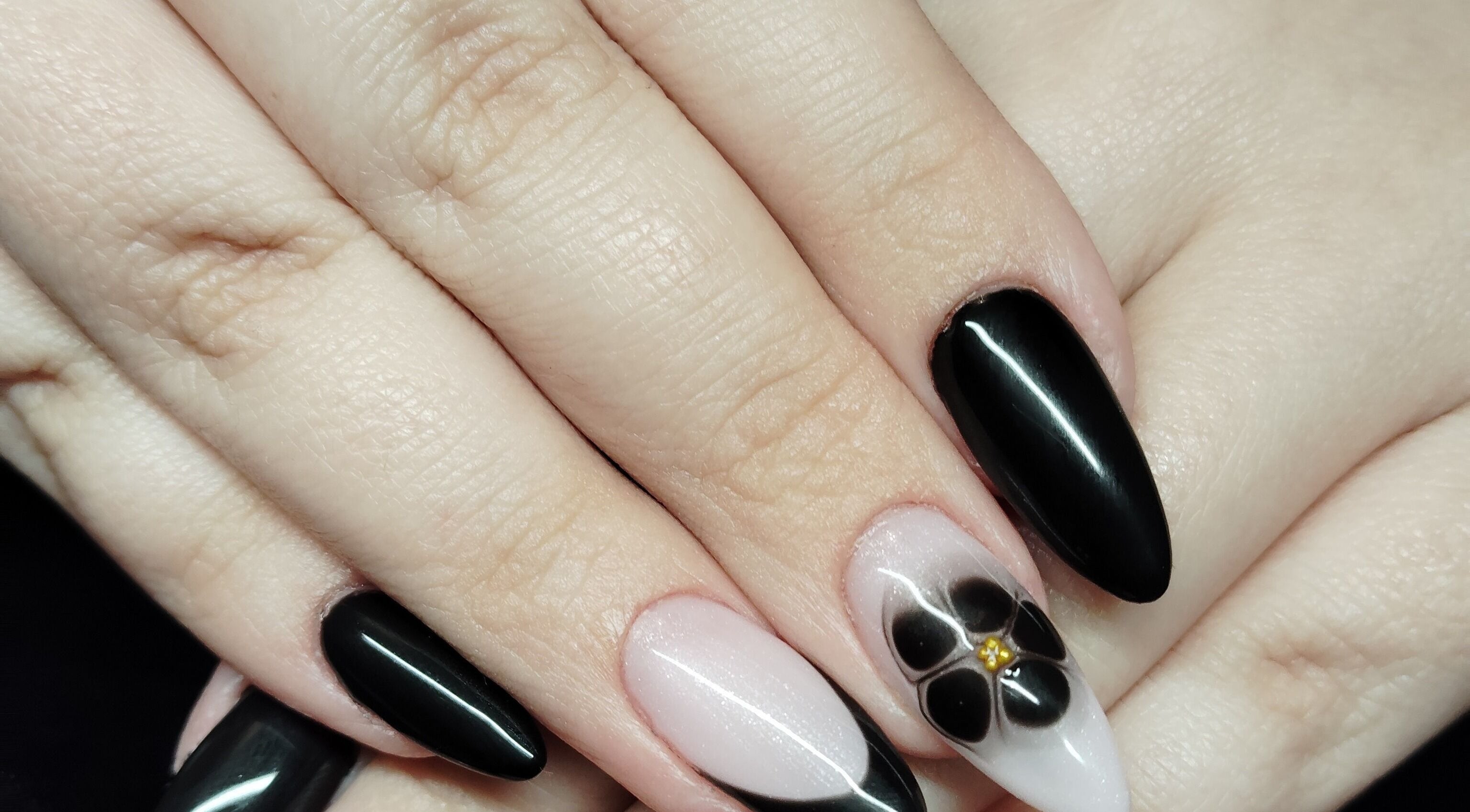 Manucure sophistiquée chez Nails'Hair by Flo, Cubrial, Bourgogne-franche-comté, FR avec design floral noir.