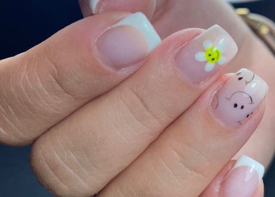 Nail art floral élégante chez DB Institut, Champier, Auvergne-rhône-alpes, FR.