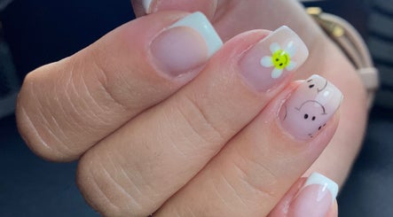 Nail art floral élégante chez DB Institut, Champier, Auvergne-rhône-alpes, FR.