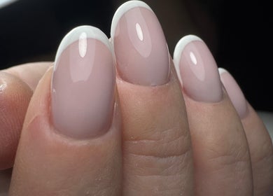 Ongles français élégants au DB Institut, Champier, Auvergne-rhône-alpes, FR.