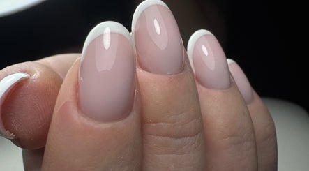 Ongles français élégants au DB Institut, Champier, Auvergne-rhône-alpes, FR.