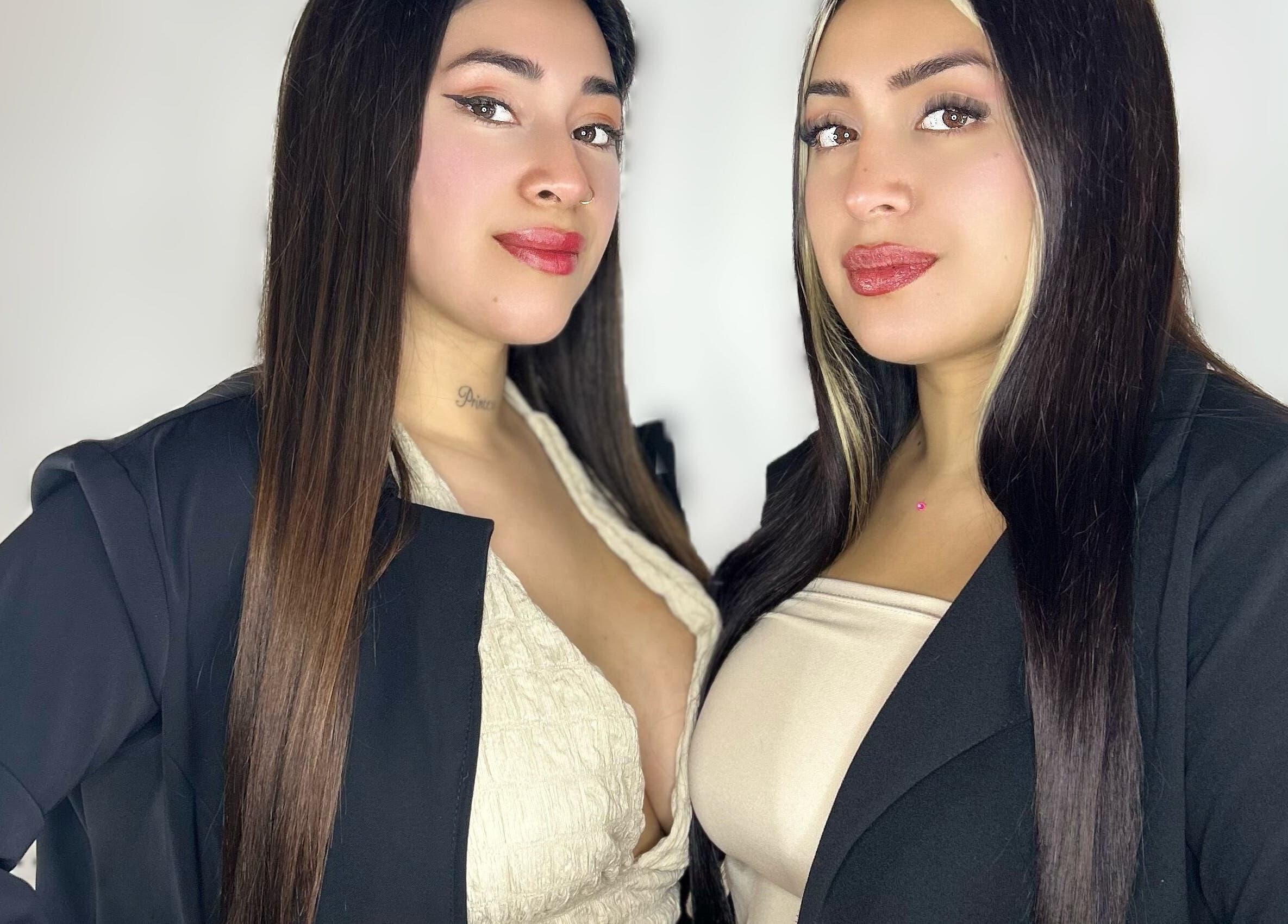 Dos mujeres en Monzonas, Claypole, Provincia De Buenos Aires, AR, destacando elegancia y belleza.