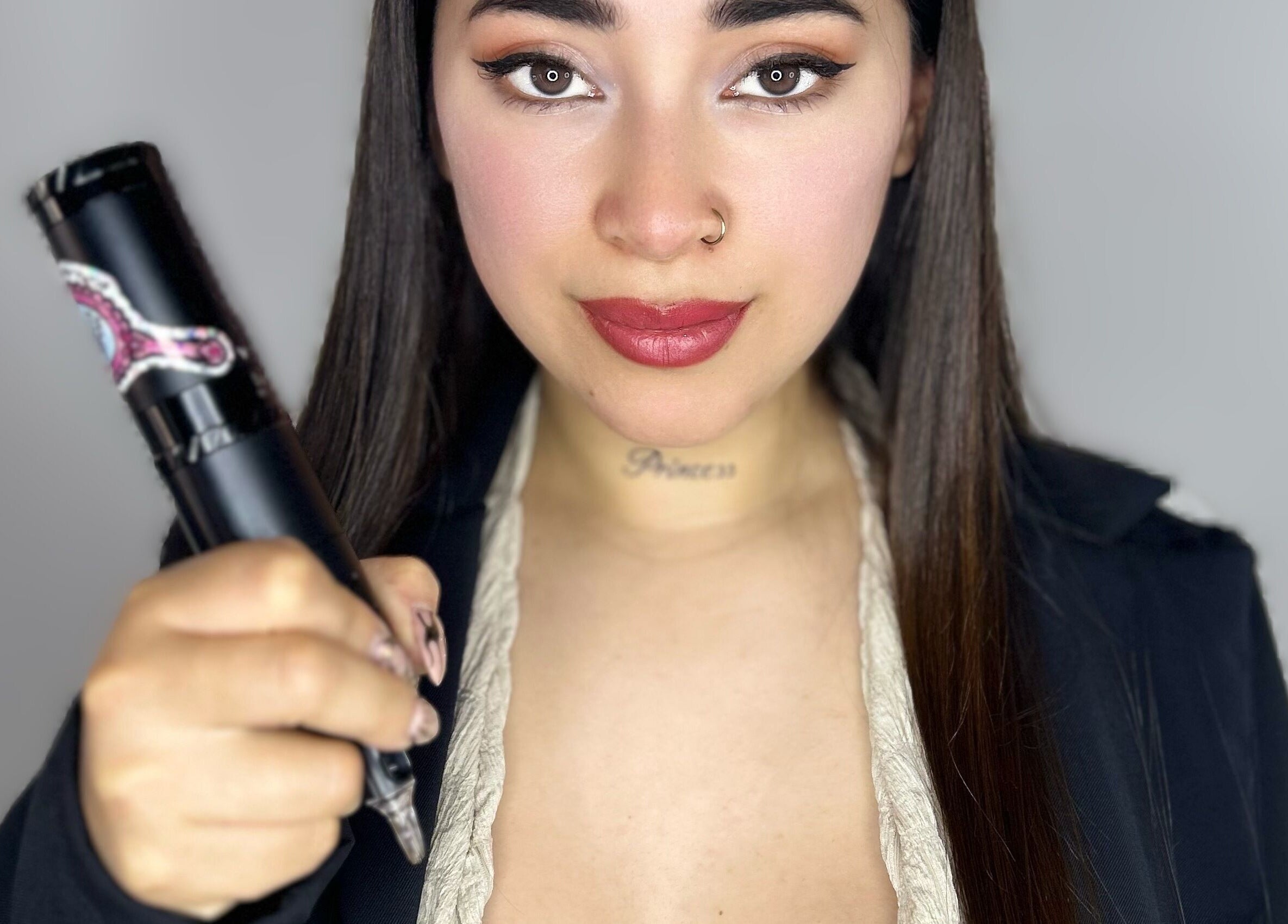 Técnica de belleza en Monzonas, Claypole, Provincia De Buenos Aires, AR, preparada con herramienta de estilismo.