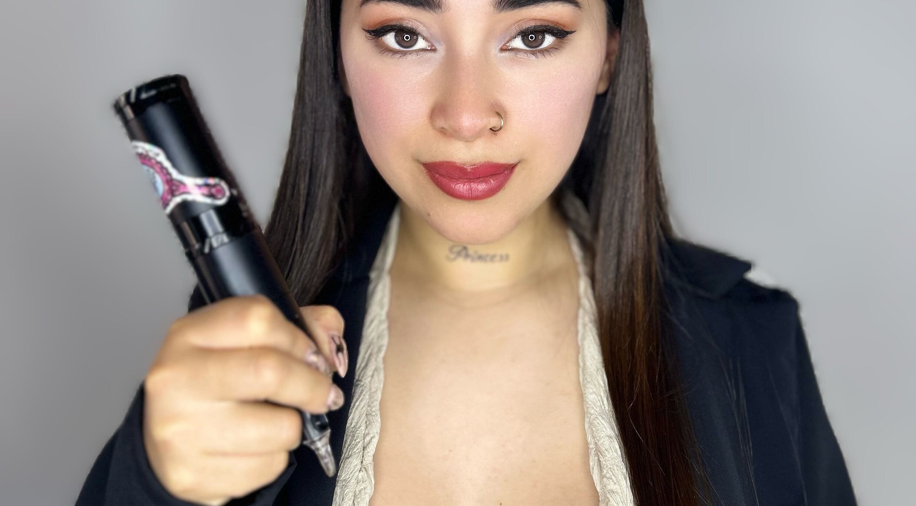 Técnica de belleza en Monzonas, Claypole, Provincia De Buenos Aires, AR, preparada con herramienta de estilismo.