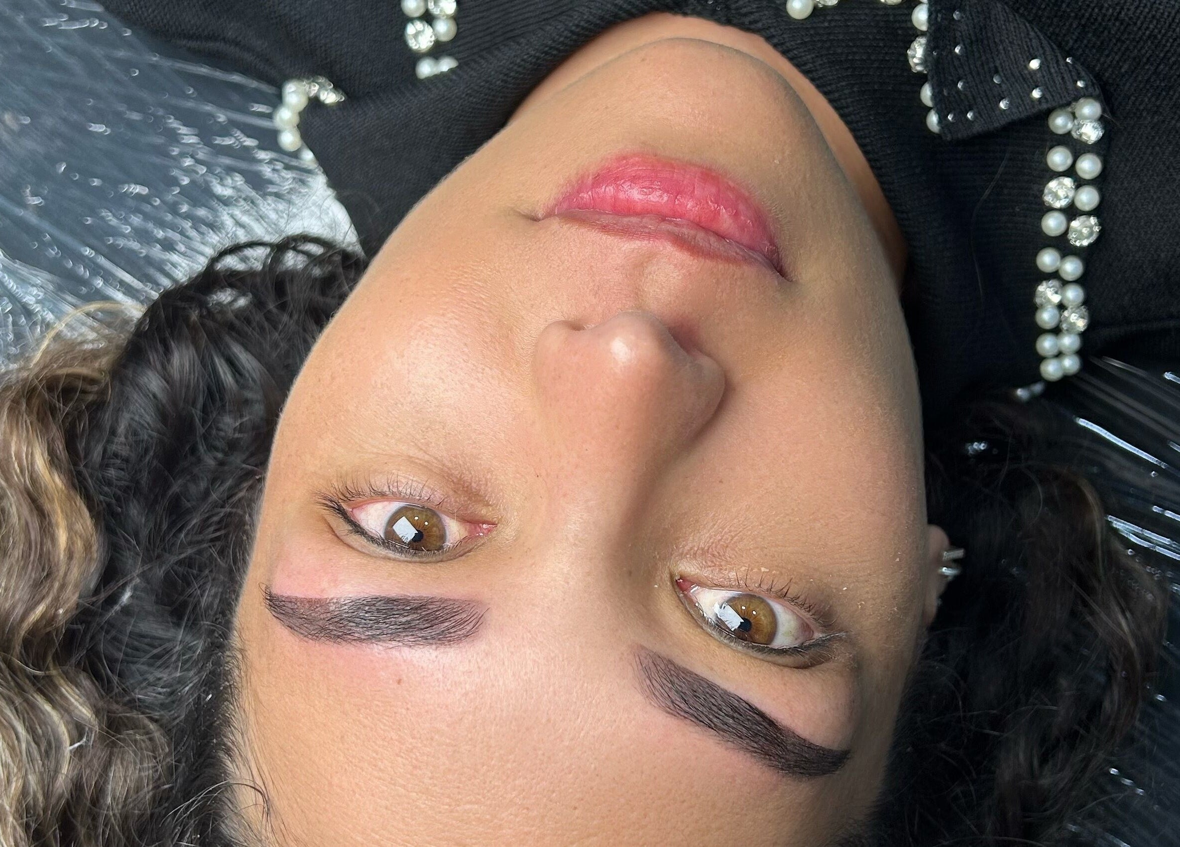 Cejas impecables tras tratamiento en Monzonas, Claypole, Provincia De Buenos Aires, AR.