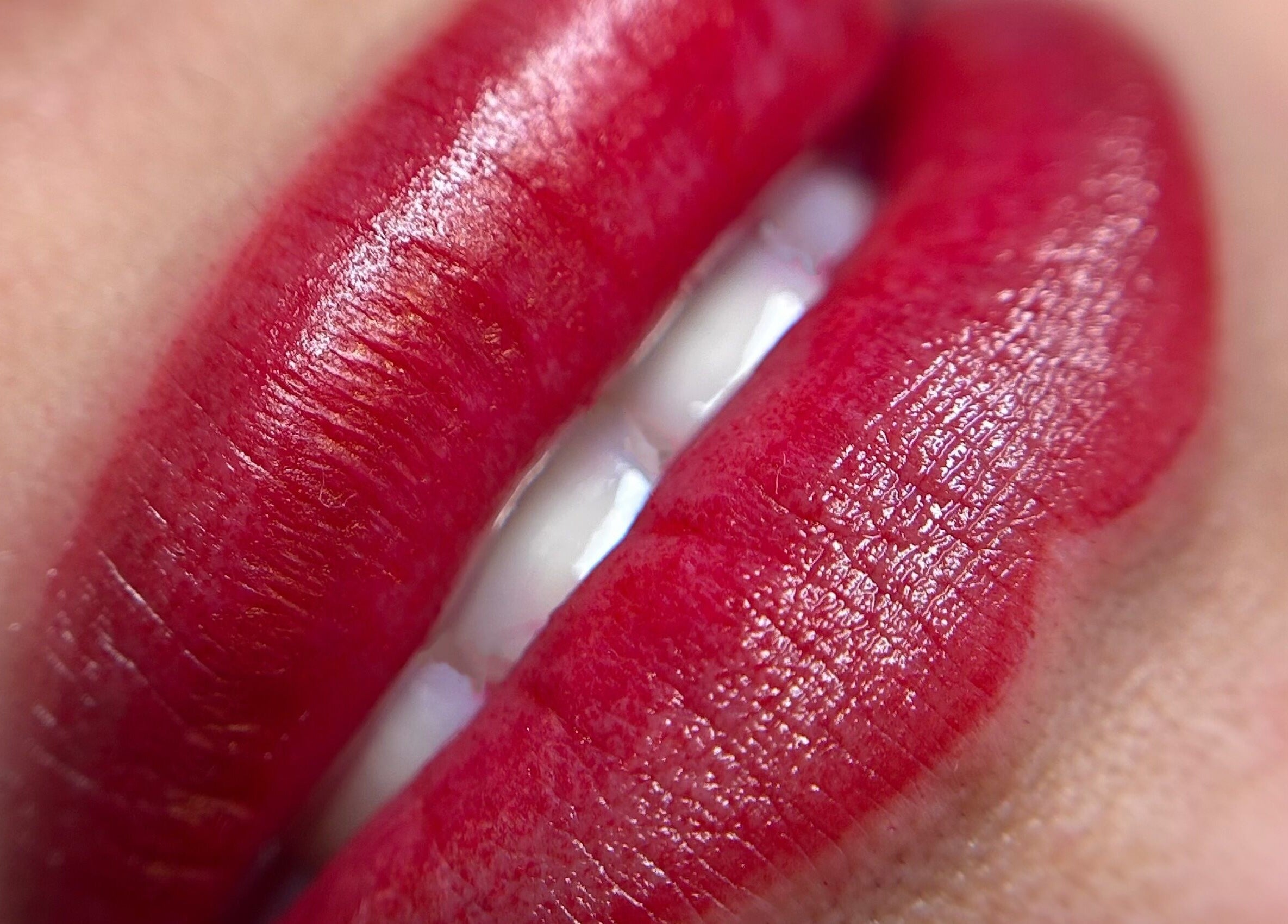 Labios con labial rojo brillante en Monzonas, Claypole, Provincia De Buenos Aires, AR.