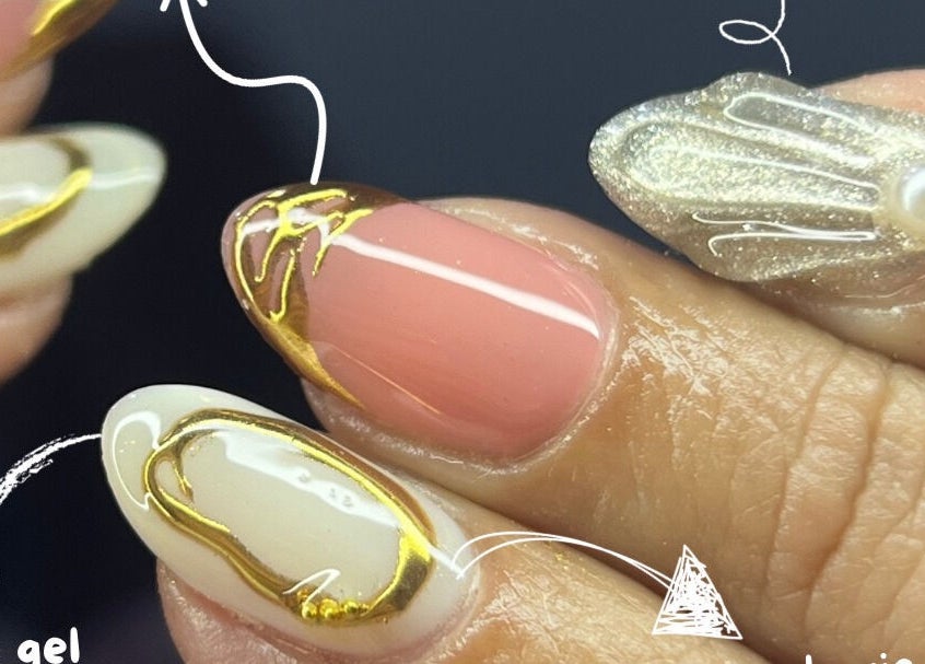 Elegante diseño de uñas en Monzonas, Claypole, Provincia De Buenos Aires, AR, con detalles dorados.