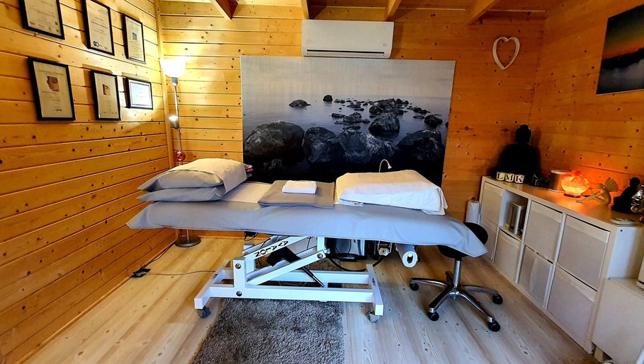 Laura Kitto - LMK Complementary Therapist image 1