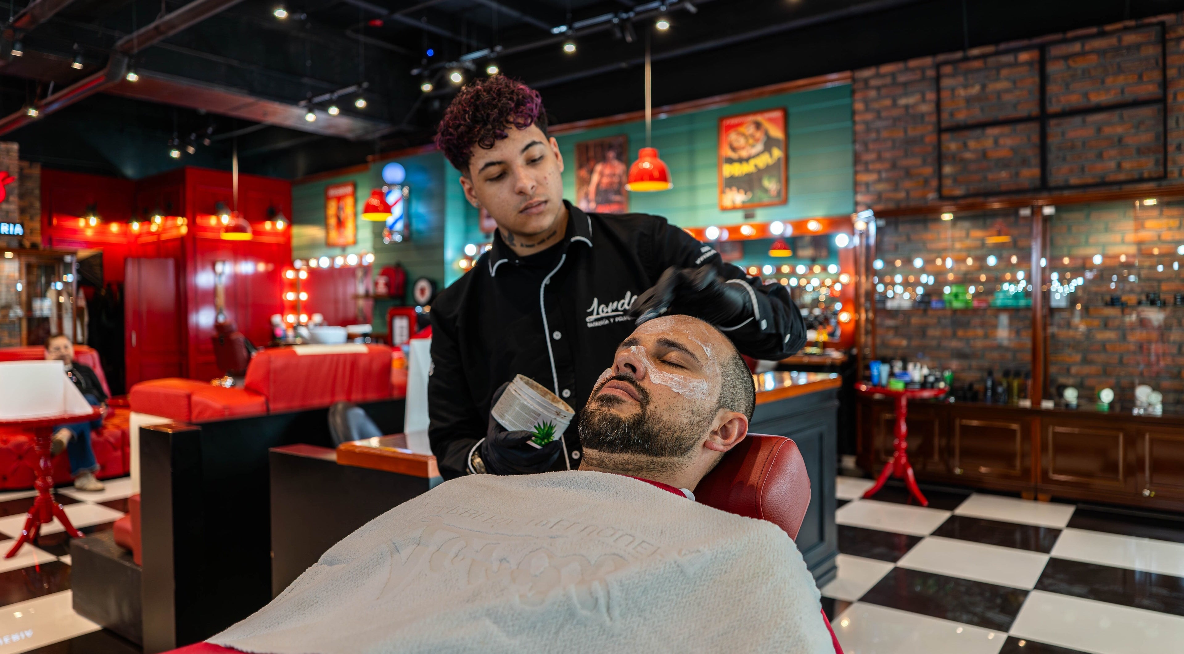 Barbero en Barberia Lords ®️ Essential C.C. Santa Fe, Bogotá, cuidando la piel de un cliente.
