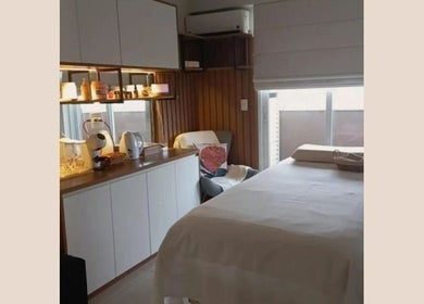 Espaço acolhedor na Cinthia Gimenes | Massoterapia, Indaiatuba, São Paulo, BR, com mesa de massagem e decoração suave.