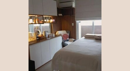Espaço acolhedor na Cinthia Gimenes | Massoterapia, Indaiatuba, São Paulo, BR, com mesa de massagem e decoração suave.