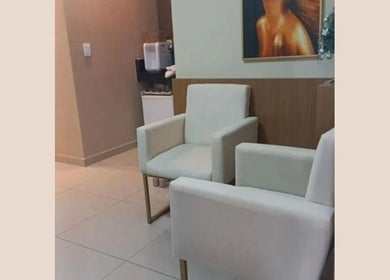 Sala de espera acolhedora no Cinthia Gimenes | Massoterapia, Indaiatuba, São Paulo, BR, com poltronas confortáveis.