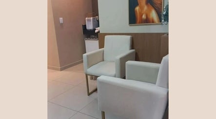 Sala de espera acolhedora no Cinthia Gimenes | Massoterapia, Indaiatuba, São Paulo, BR, com poltronas confortáveis.