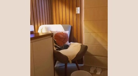 Espaço aconchegante em Cinthia Gimenes | Massoterapia, Indaiatuba, São Paulo, BR, com cadeira e decoração.