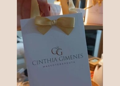 Sacola da Cinthia Gimenes | Massoterapia em Indaiatuba, São Paulo, BR, com design elegante e fita dourada.
