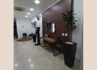 Interior acolhedor no Cinthia Gimenes | Massoterapia em Indaiatuba, São Paulo, BR, com poltronas e plantas decorativas.