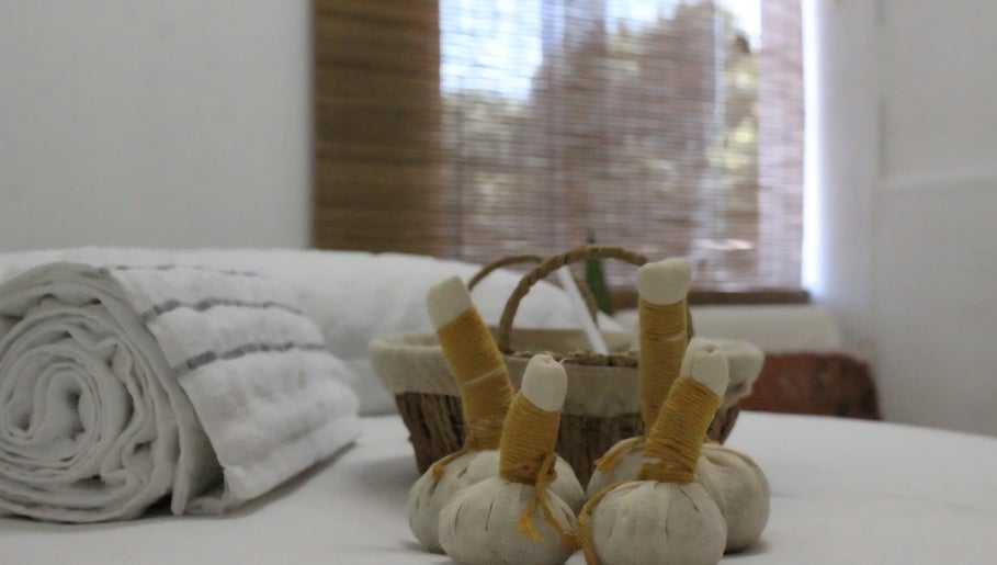 Sala de massagem Cinthia Gimenes | Massoterapia em Indaiatuba, São Paulo, BR, com toalhas e ervas.