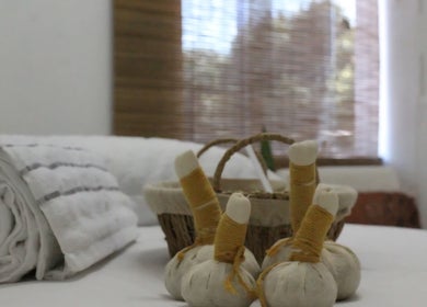 Sala de massagem Cinthia Gimenes | Massoterapia em Indaiatuba, São Paulo, BR, com toalhas e ervas.