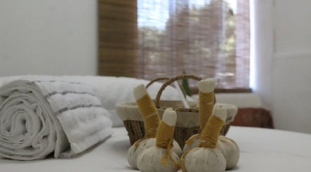 Sala de massagem Cinthia Gimenes | Massoterapia em Indaiatuba, São Paulo, BR, com toalhas e ervas.