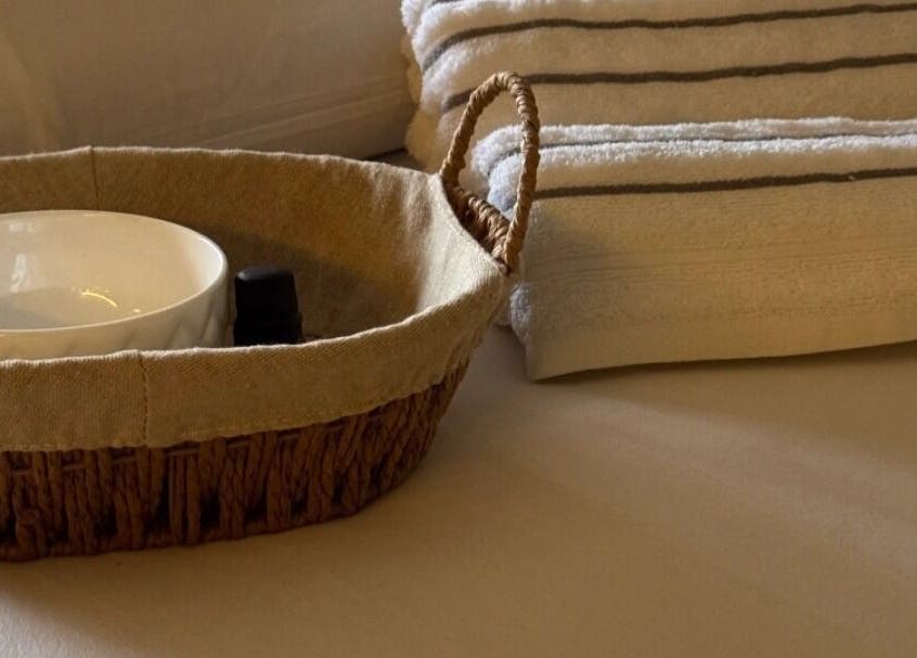 Cesta com toalhas em Cinthia Gimenes | Massoterapia, Indaiatuba, São Paulo, BR.