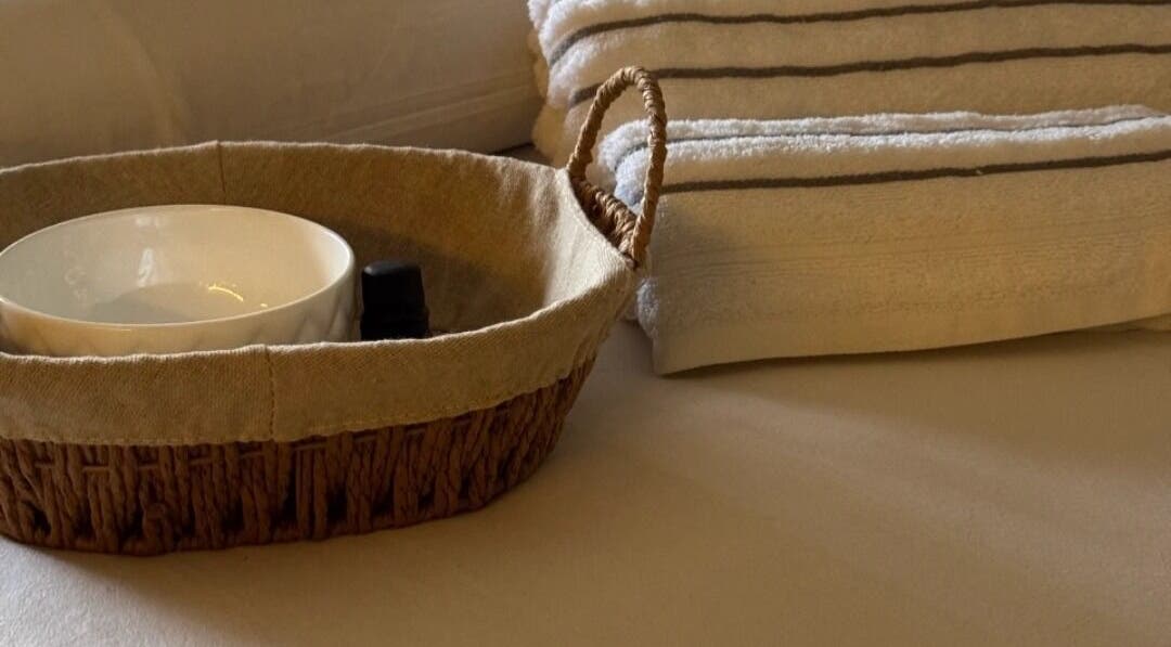 Cesta com toalhas em Cinthia Gimenes | Massoterapia, Indaiatuba, São Paulo, BR.